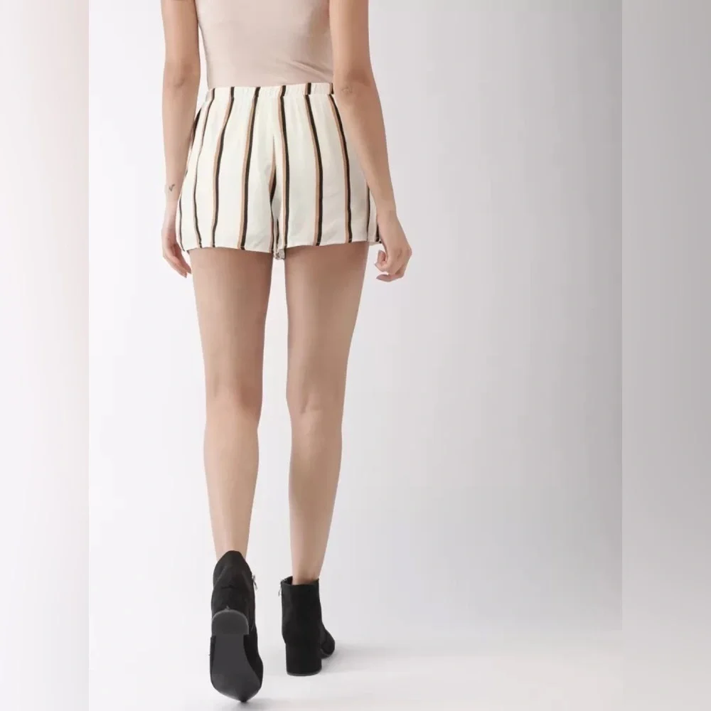 ❤️ 🆕 FOREVER 21 white Striped Shorts Size XS